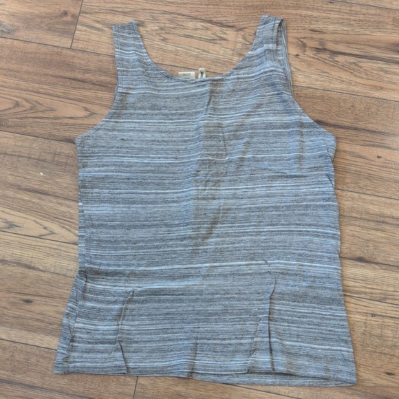 Covet tank top. Fits more like a looser small. - Picture 2 of 4